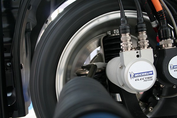 Moteur électrique, frein, suspension : tous ces systèmes intégrés dans une roue ! Qui dit mieux ? Pour l’instant la roue active de Michelin n’a pas de concurrence, elle semble très prometteuse pour équiper les futurs véhicules hybrides et électriques.