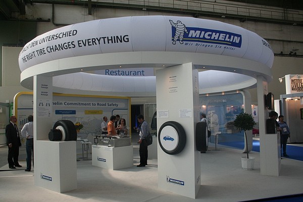 Le stand Michelin du challenge Bibendum prsentait plusieurs innovations technologiques intressantes. Parmi elles, nous trouvions le pneu qui sauto-rpare, le pneu Petit-Gros de 10 pouces, le pneu Grand-Fin de 19 pouces, et la fameuse roue active, intgrant le moteur lectrique, les systmes de freinage et de suspension  lintrieur de sa jante. 