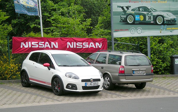 Cette Abarth Grande Punto s'apprête à tourner au Nürburgring. Mais cet Opel Caravan aussi !