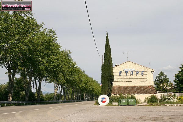 La route nationale 7 (D7N) entre Avignon et Aix en Provence