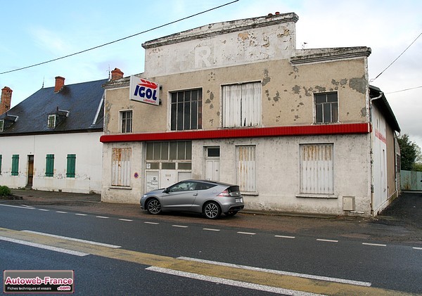 Un garage abandonné, entre Nevers et Moulins