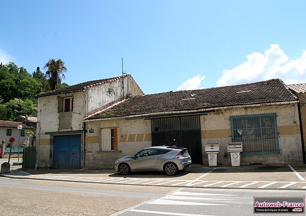 Notre Honda CR-Z devant une antique station-service