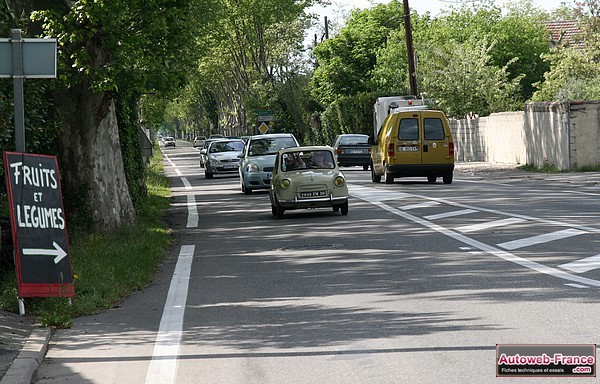 Une Vespa 400 sur la route des vacances (D7N)