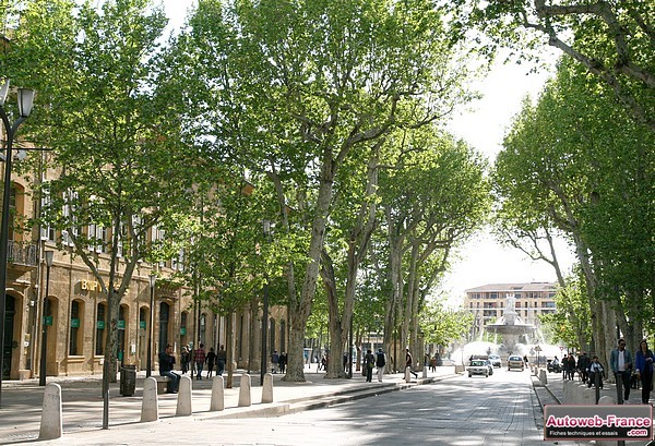 A Aix en Provence, la grande fontaine au bout du cours Mirabeau marque le point de départ de la nationale 8 (D8N)