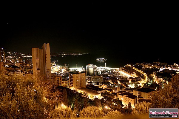 Monaco de nuit, vue depuis la corniche moyenne (D6007)
