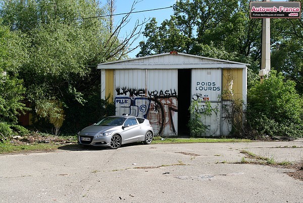 Un tout petit garage, visiblement squaté, à proximité de Mallemort