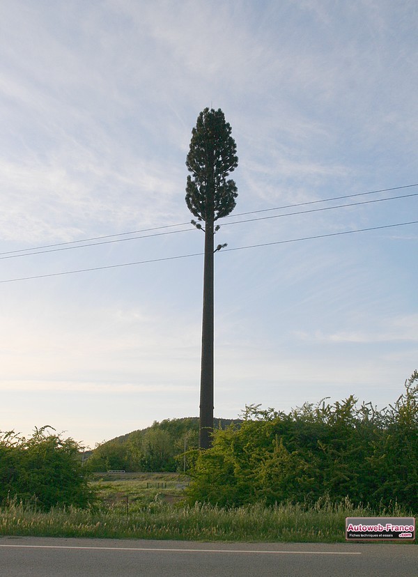 Un relais GSM au bord de la nationale 7