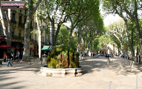 Le cours Mirabeau et la fontaine moussue