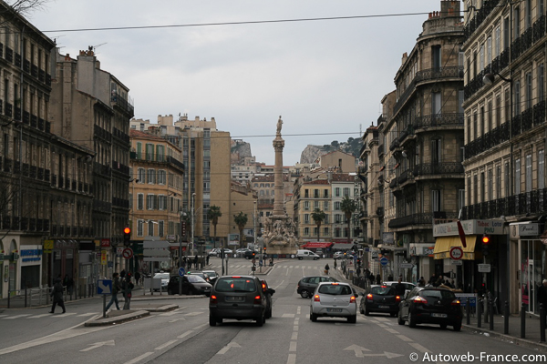 Droit devant se trouve la place Castellane