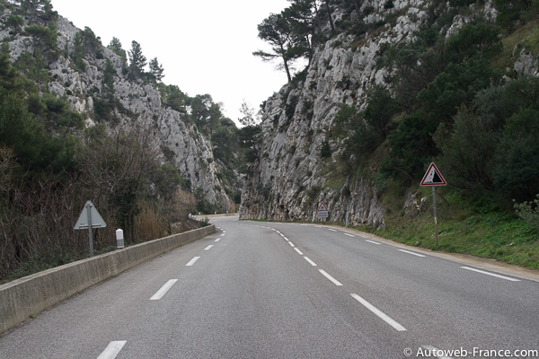 La nationale 8 entre dans les gorges d'Ollioules, l'occasion de s'amuser un peu...